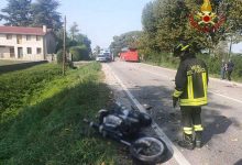 Motociclista si schianta a gran velocità contro un bus: deceduto all’istante